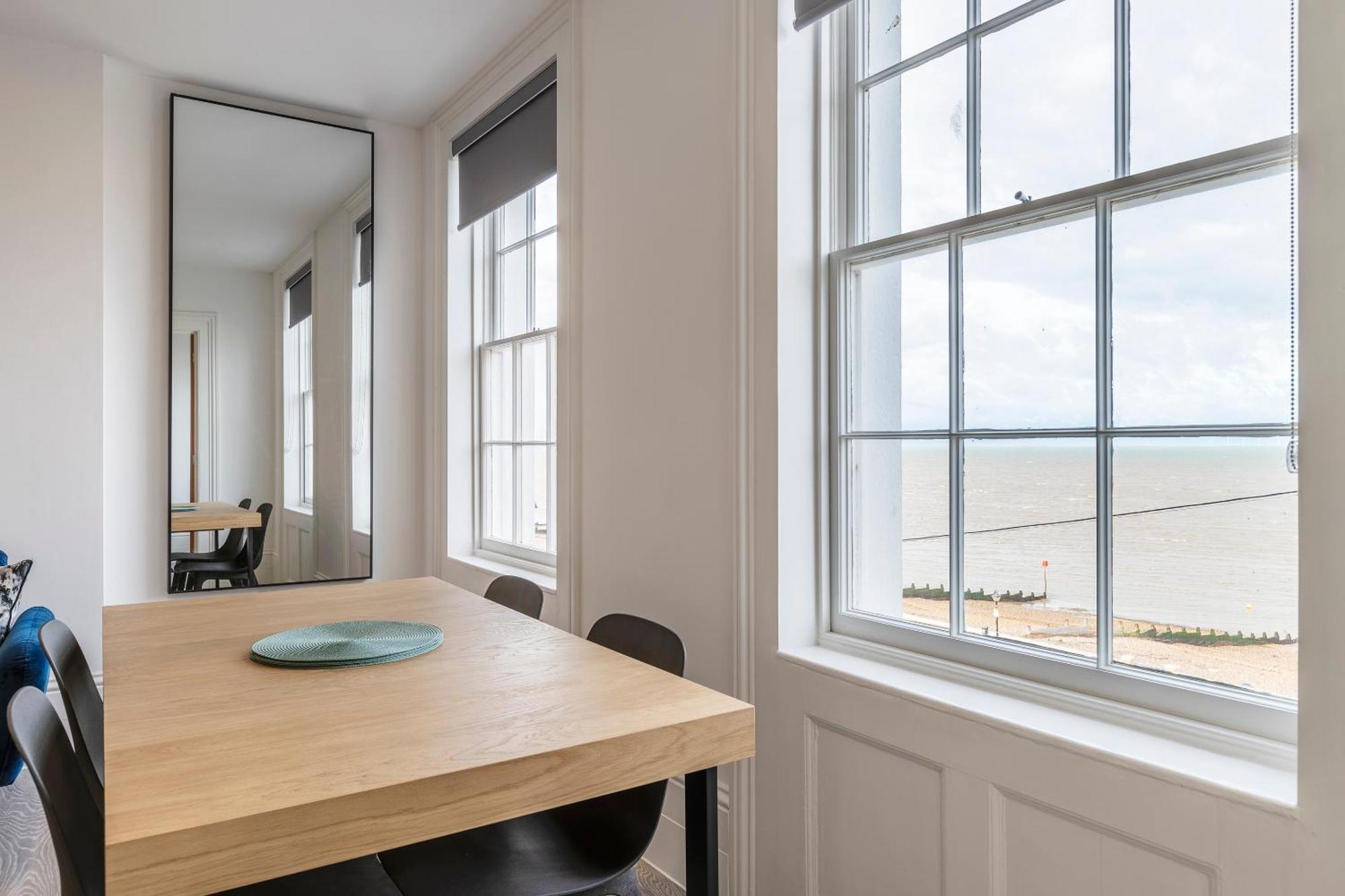 Seaside Serenity: Stylish Sea View Apartments In Herne Bay Buitenkant foto